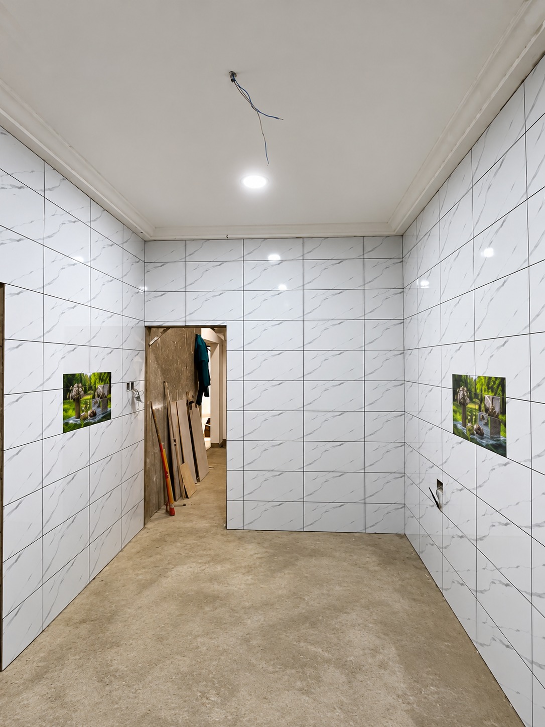 Kitchen wall tiling with decorative tile insert